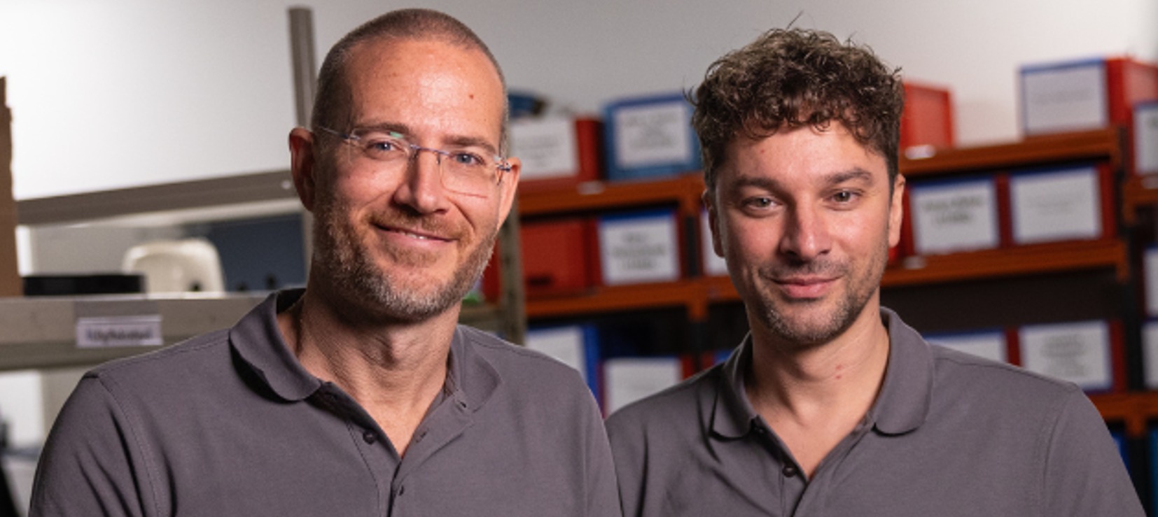 Marc Herdes en John van den Bosch in het magazijn in Almere