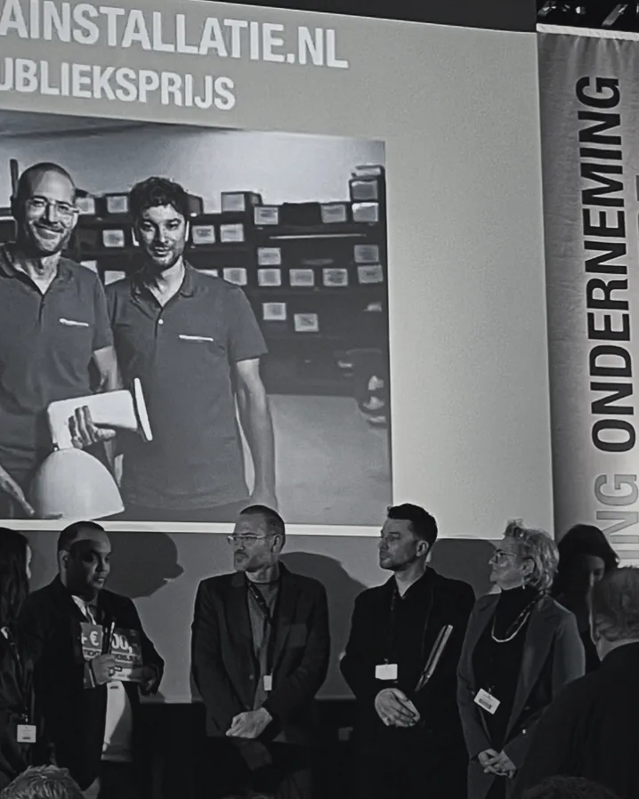 Een podium in het donker