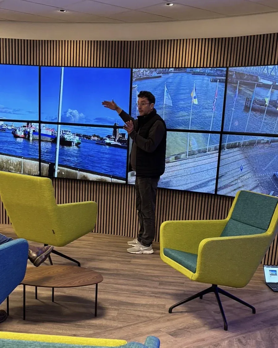Marc Herdes voor de videowand