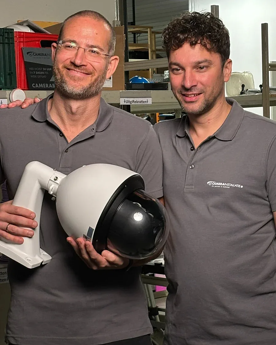 Marc Herdes met John in het magazijn