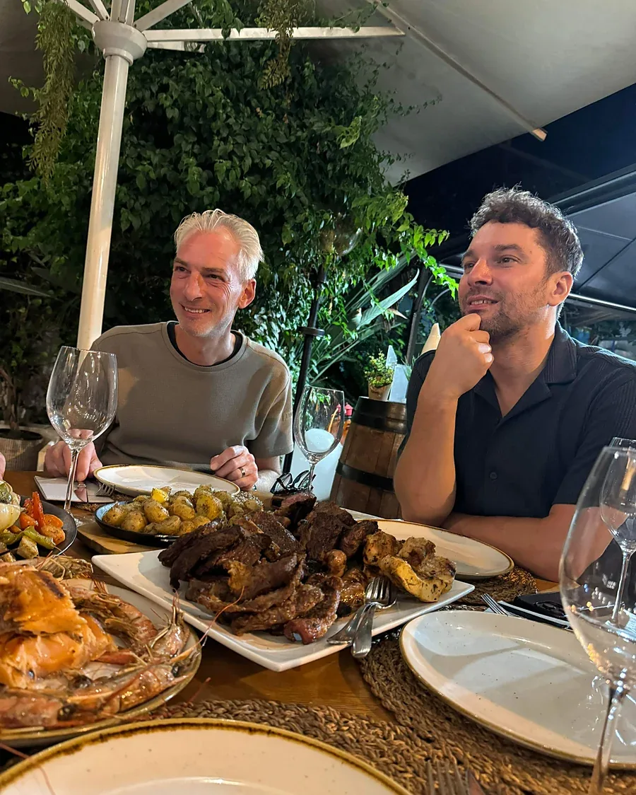 Marc Herdes aan tafel